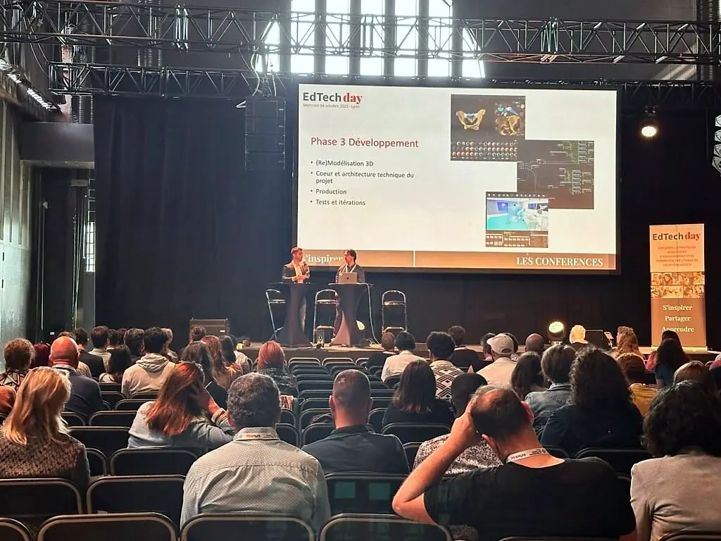 Présentation du projet sur la scène de l'EdTech Day de Lyon, la diapositive « Phase 3 Développement » à l'écran