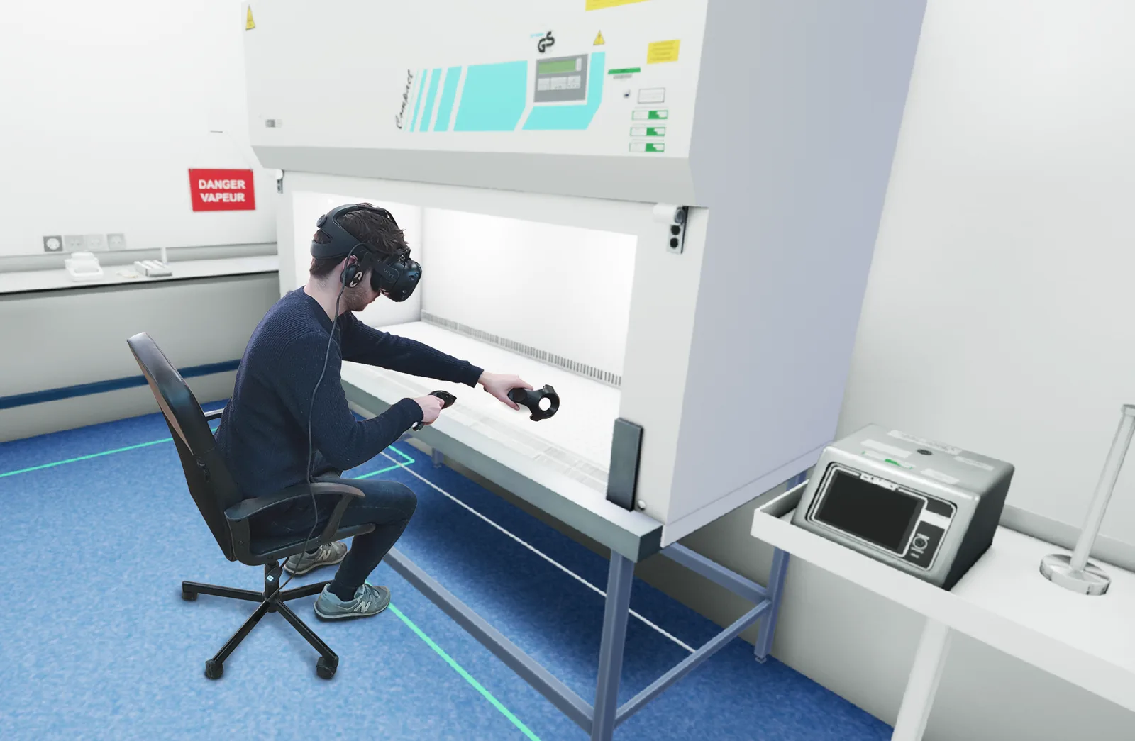 Un apprenant équipé d'un casque de réalité virtuelle travaille au poste de sécurité microbiologique reconstitué virtuellement