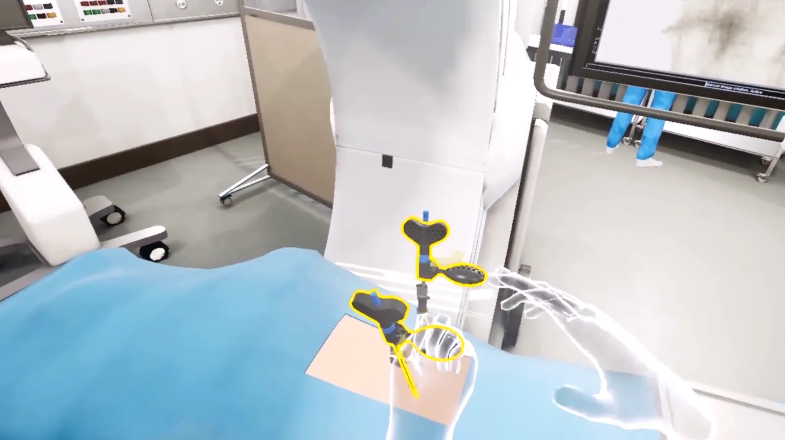Vue opérateur en réalité virtuelle : les instruments à poser sont surlignés en jaune au-dessus du patient, en mode guidé