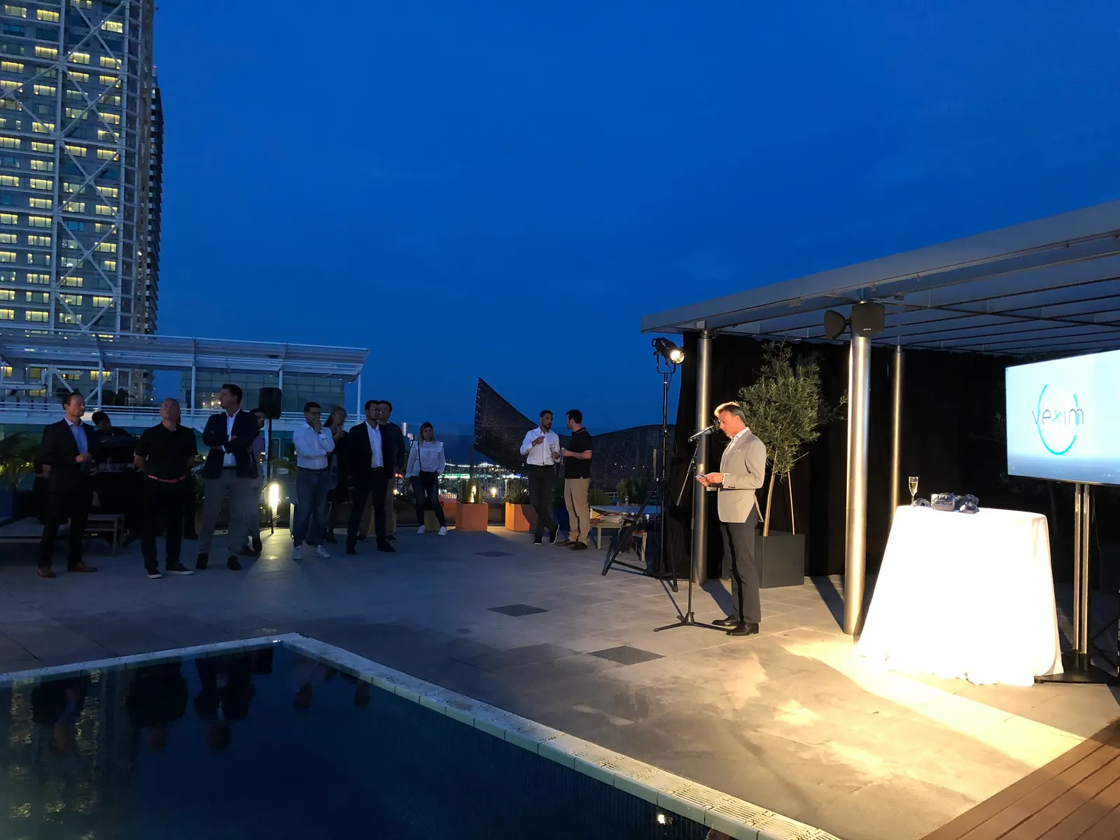 Le directeur général de Stryker Europe prend la parole lors de la soirée de lancement, sur un toit de Barcelone, à la tombée de la nuit