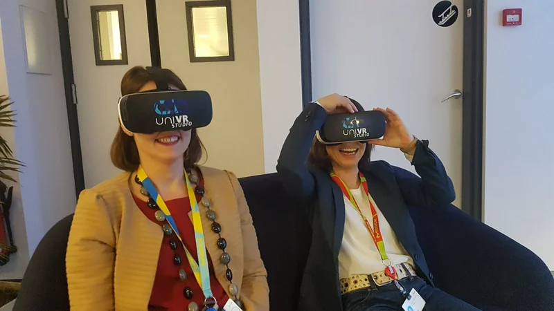 Deux participantes découvrent l'expérience en casque VR, assises sur un canapé.