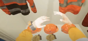 Vue à la première personne : les mains du stagiaire au-dessus de trois casques de chantier à choisir.